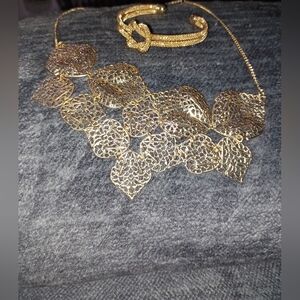 Elegant Gold Floral Necklace and Bracelet Set